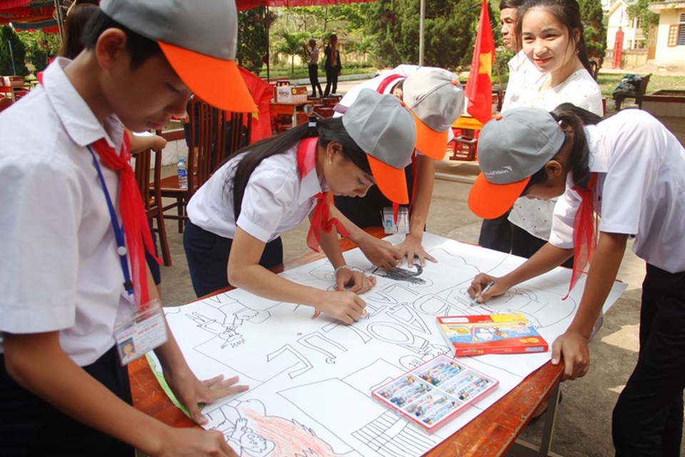 Học sinh dựng tiểu phẩm, vẽ tranh lên án bạo lực thân thể trẻ em - 3 Học sinh vẽ tranh lên án xâm hại thân thể trẻ em