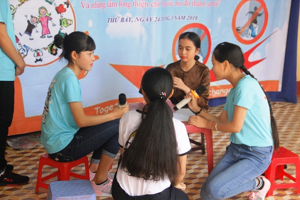 Học sinh dựng tiểu phẩm, vẽ tranh lên án bạo lực thân thể trẻ em - 1 Học sinh xây dựng tiểu phẩm với nội dung nói về bạo lực gia đình