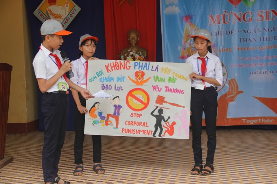 Học sinh dựng tiểu phẩm, vẽ tranh lên án bạo lực thân thể trẻ em - 5 Các học sinh thuyết minh cho tranh vẽ của mình
