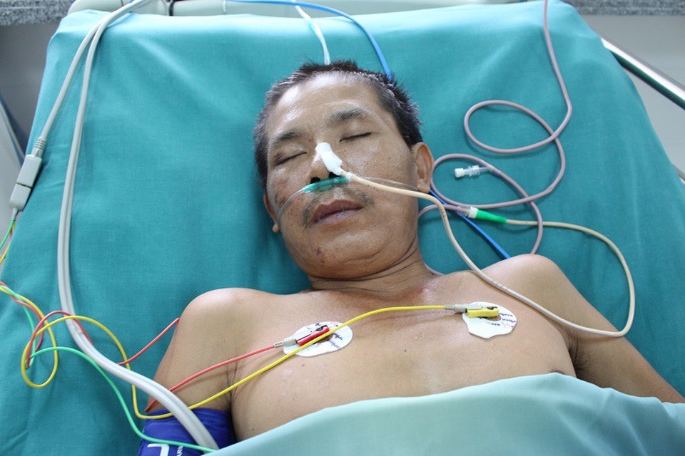 Người cha nghèo nguy kịch, con gái nhỏ nguy cơ thất học - 2 Hơn 1 tháng sau tai nạn, người cha khốn khổ chưa một lần tỉnh lại