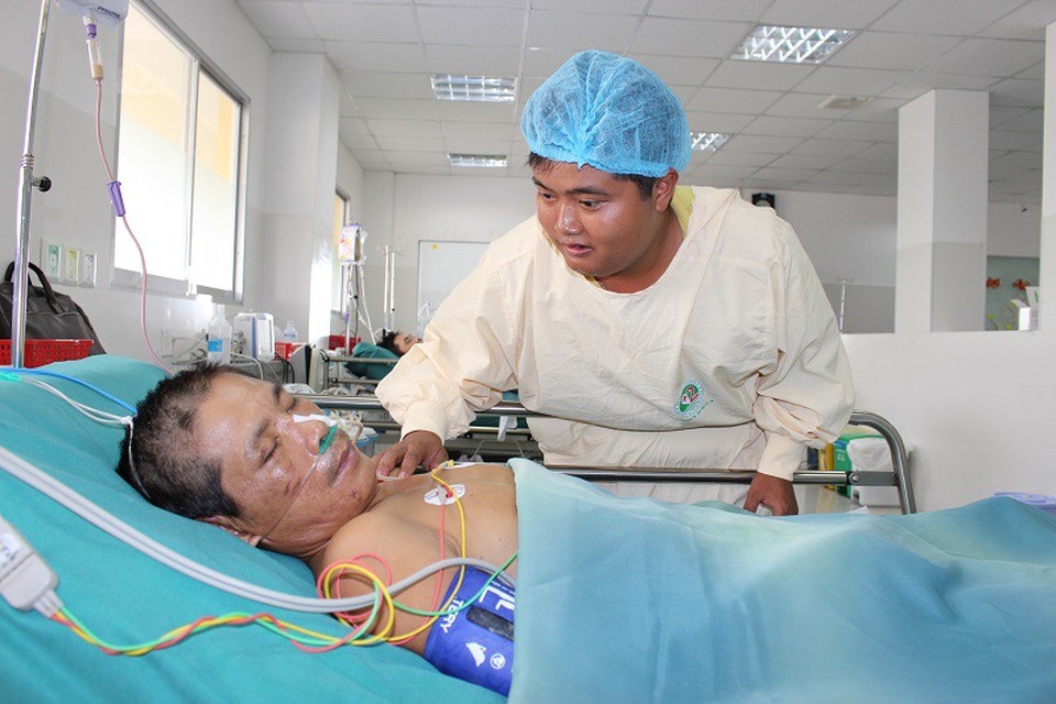 Người cha nghèo nguy kịch, con gái nhỏ nguy cơ thất học - 1 Anh Lâm cất tiếng gọi ba nhưng ông Tường đang trong tình trạng hôn mê sâu