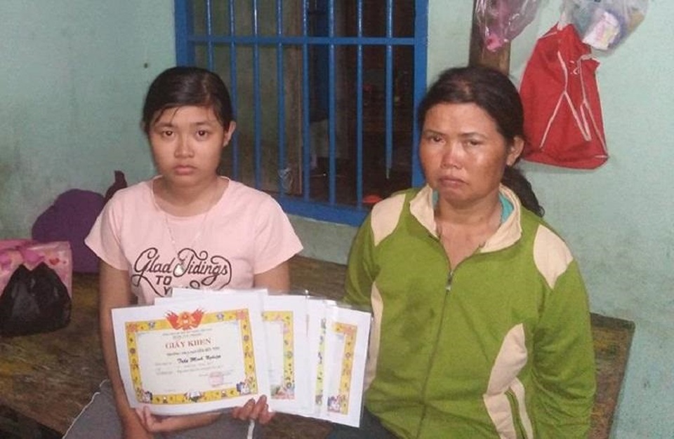 Người cha nghèo nguy kịch, con gái nhỏ nguy cơ thất học - 3 Bé Minh Nghiệp cùng mẹ buồn rầu nghĩ đến cảnh mất cha, thất học