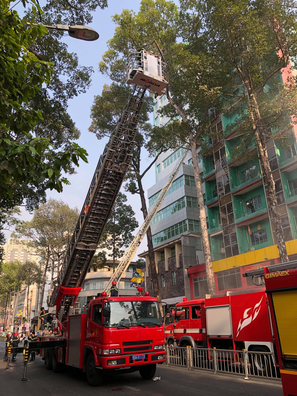 Cháy khách sạn ở Sài Gòn, nhiều người cầu cứu từ tầng cao - 1
Xe thang đã đưa nhiều người mắc kẹt từ tầng cao xuống đất