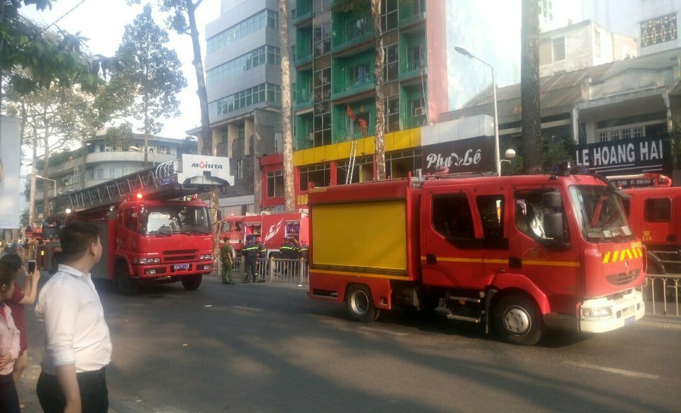 Cháy khách sạn ở Sài Gòn, nhiều người cầu cứu từ tầng cao - 4 Cháy khách sạn ở Sài Gòn, nhiều người cầu cứu từ tầng cao - 4