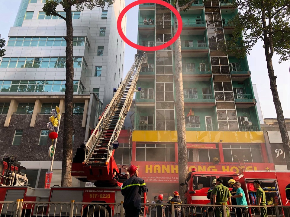 Cháy khách sạn ở Sài Gòn, nhiều người cầu cứu từ tầng cao - 2 Cháy khách sạn ở Sài Gòn, nhiều người cầu cứu từ tầng cao - 2