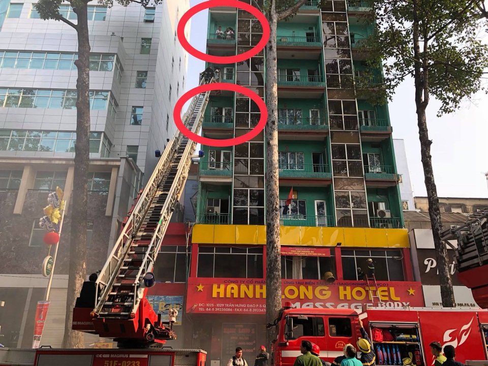 Cháy khách sạn ở Sài Gòn, nhiều người cầu cứu từ tầng cao - 3
Du khách mắc kẹt trên tầng cao của khách sạn
