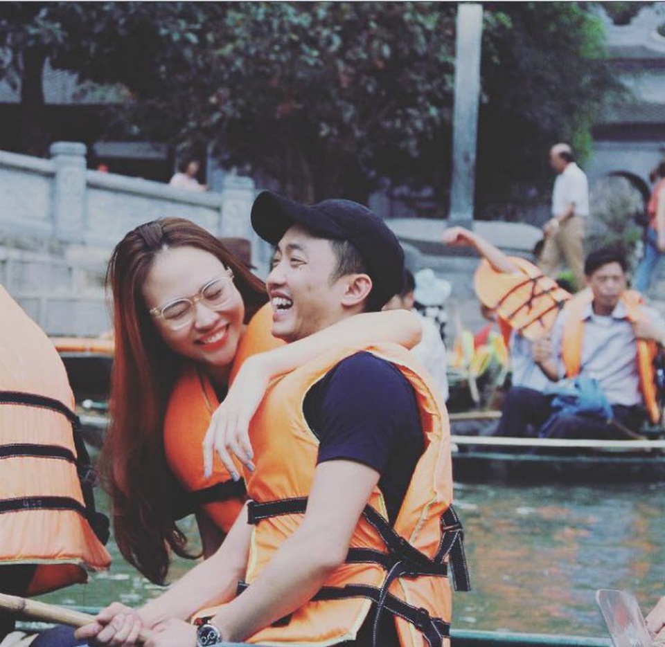 Cát Phượng tâm sự chuyện “chưa thể có con”; Hari Won mất ngủ vì được chụp hình với Tổng thống - 2 Đàm Thu Trang khoe khoảnh khắc hạnh phúc bên bạn trai Cường Đôla gây chú ý của truyền thông và khán giả, ngầm khẳng định cả hai đang vui vẻ bên nhau. Cô viết: Nụ cười được mùa.