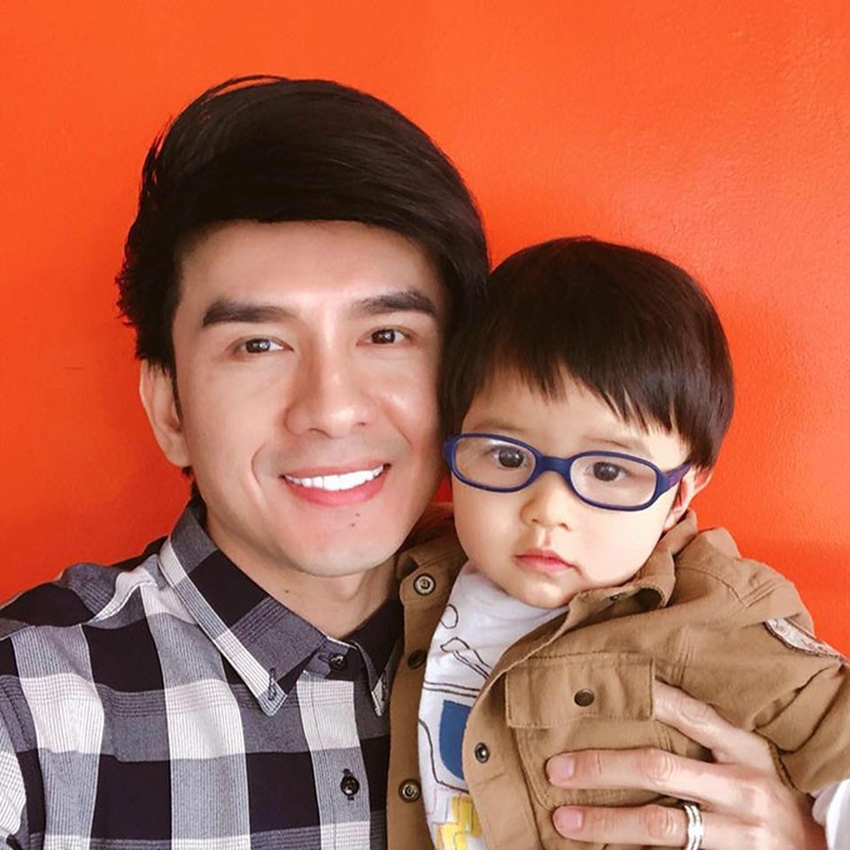 Cát Phượng tâm sự chuyện “chưa thể có con”; Hari Won mất ngủ vì được chụp hình với Tổng thống - 3 Ca sĩ Đan Trường thay ảnh đại diện trang cá nhân bằng bức hình hai cha con tình cảm vô cùng. Nhiều người nhận xét bé Thiên Từ như là bản sao của ba.