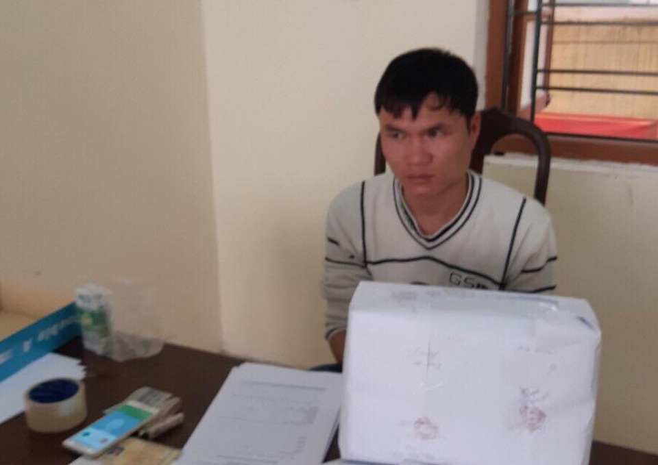 Thưởng nóng vụ bắt đối tượng vận chuyển 16 bánh heroin với giá 16 triệu đồng - 2 Đối tượng Lý Thiết Thuần và tang vật tại cơ quan công an