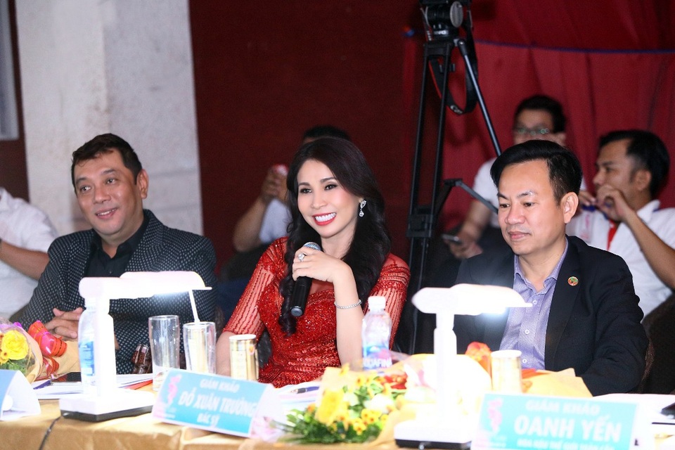 
Nổi bật trong vị trí “cầm cân nảy mực”, Lý Hương ấn tượng với chiếc váy màu đỏ. Chính hình ảnh sang trọng và quý phái này khiến không ít đồng nghiệp, khán giả khen ngợi.
