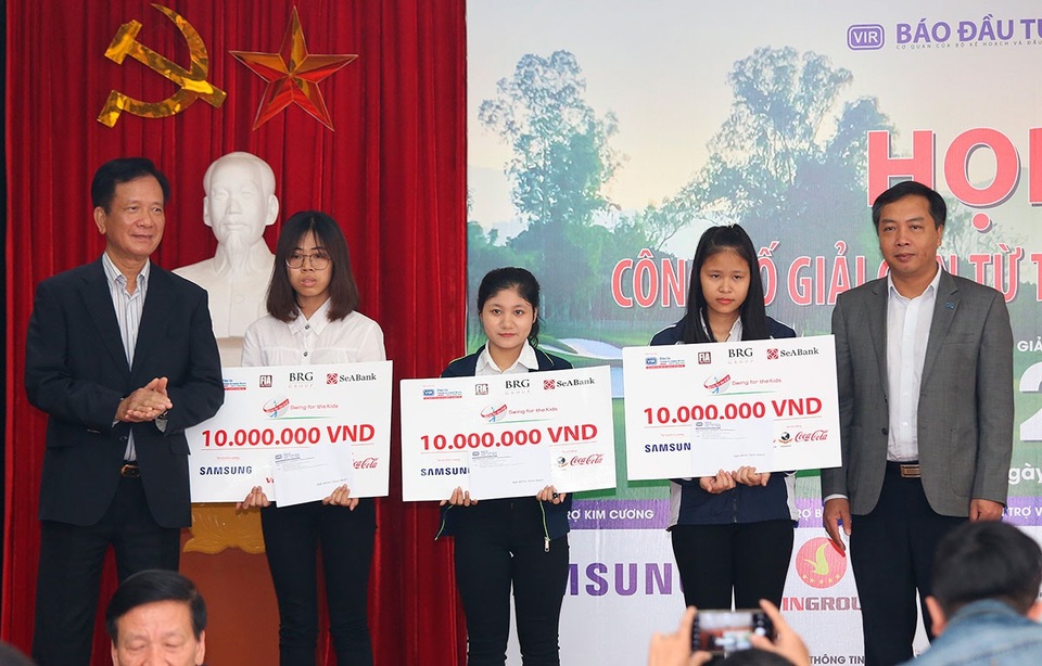 Khởi động giải golf Vì trẻ em Việt Nam 2018 - 1
Tại buổi họp báo, Ban tổ chức đã trao 03 suất học bổng toàn phần trị giá 10 triệu đồng/suất