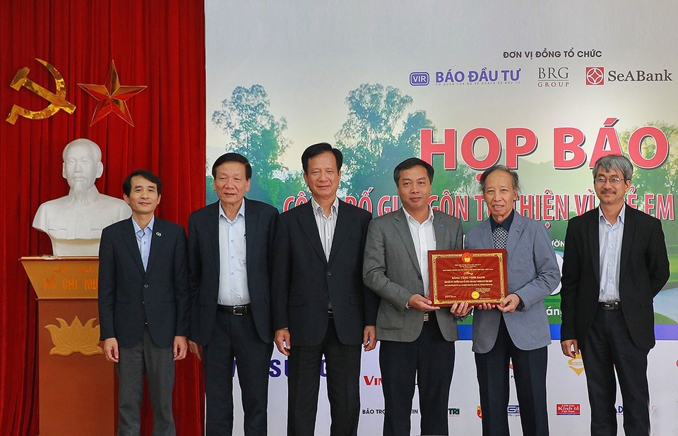 Khởi động giải golf Vì trẻ em Việt Nam 2018 - 3
Nhà báo Phạm Huy Hoàn, UVTV Hội Khuyến học Việt Nam, Giám đốc Quỹ Khuyến học Việt Nam, Tổng Biên tập báo Dân trí trao tặng bảng vàng của Hội Khuyến học Việt Nam vinh danh những đóng góp trông công tác khuyến học, khuyến tài đến Ban Biên tập báo Đầu tư