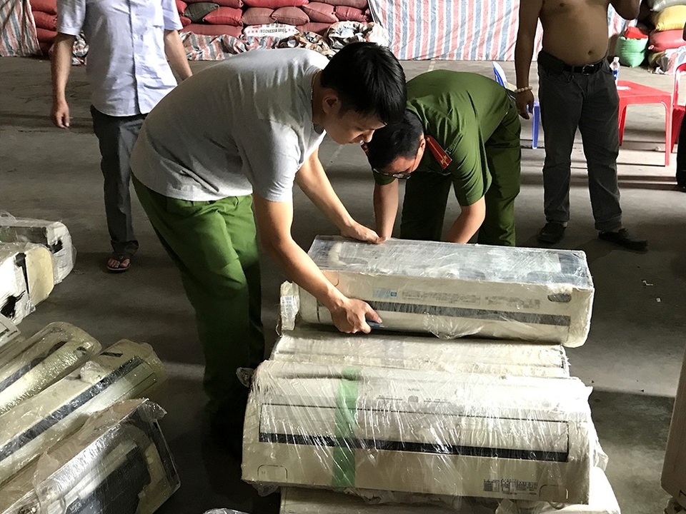 Bắt 2 xe tải chở hàng điện lạnh cấm nhập khẩu - 2 Số hàng điện lạnh trong danh mục cấm nhập khẩu bị lực lượng chức năng thu giữ.