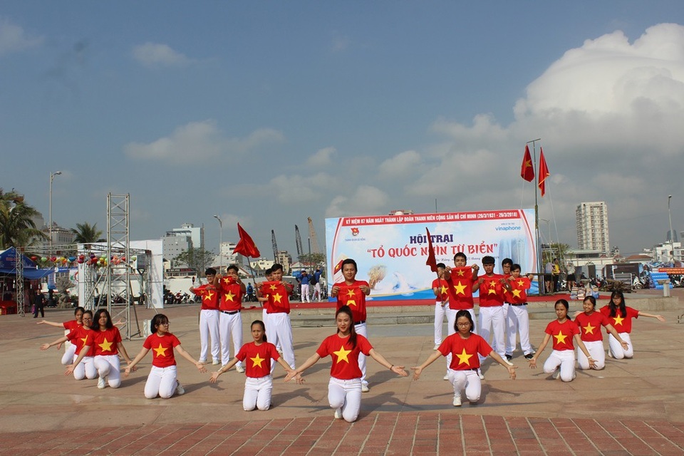 Bạn trẻ Đà Nẵng lập kỷ lục Việt Nam về đồng diễn hướng về biển đảo - 1 Hội trại diễn ra sôi nổi với nhiều cuộc thi như nhảy dân vũ, Flashmod..