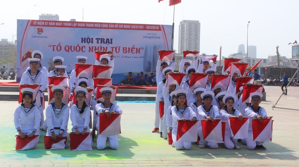 Bạn trẻ Đà Nẵng lập kỷ lục Việt Nam về đồng diễn hướng về biển đảo - 2  Nhiều thông điệp về tình yêu biển đảo, Tổ quốc được truyền tải thông qua phần dự thi đồng diễn Semaphore của 28 đơn vị tham dự hội trại thể hiện