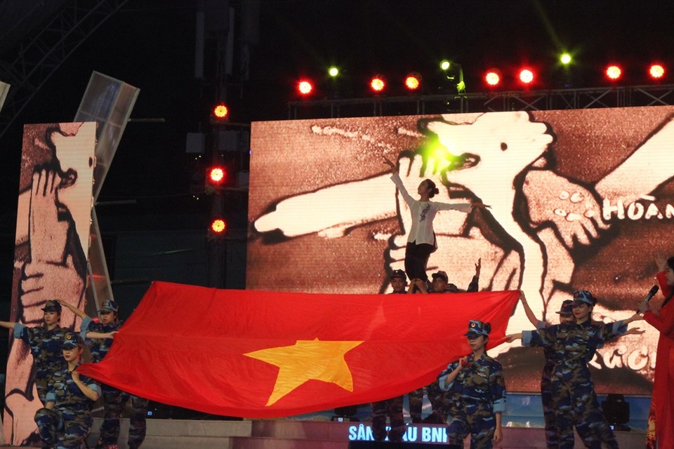 Hơn 1.400 đoàn viên tham gia hội trại “ Tổ quốc nhìn từ biển” - 2 Buổi lễ khai mạc được bắt đầu với những tiết mục ca nhạc đặc sắc hướng về biển đảo quê hương