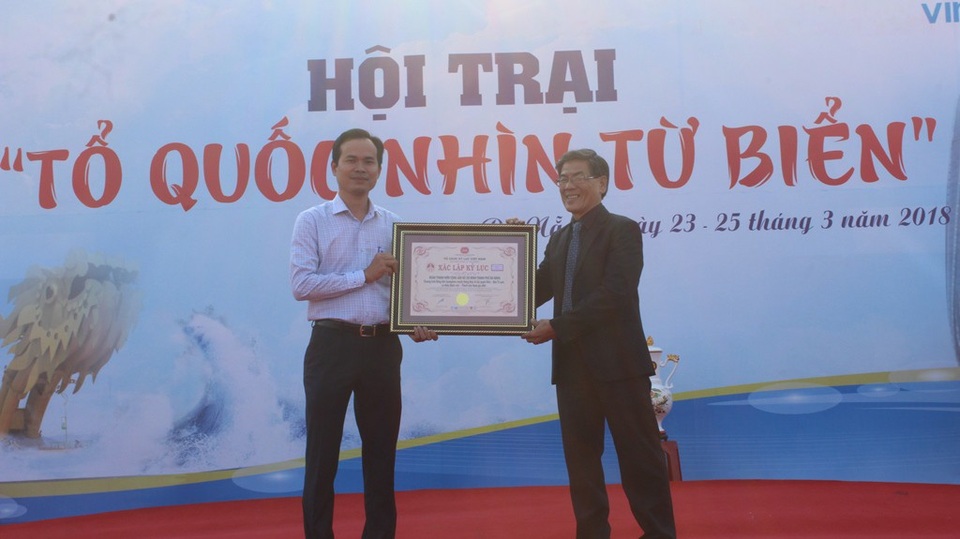 Bạn trẻ Đà Nẵng lập kỷ lục Việt Nam về đồng diễn hướng về biển đảo - 4  Ông Nguyễn Mạnh Qúy – Phó chủ tịch Trung ương Hội Kỷ lục gia Việt Nam trao xác lập kỷ lục Việt Nam cho đại diện Thành Đoàn Đà Nẵng