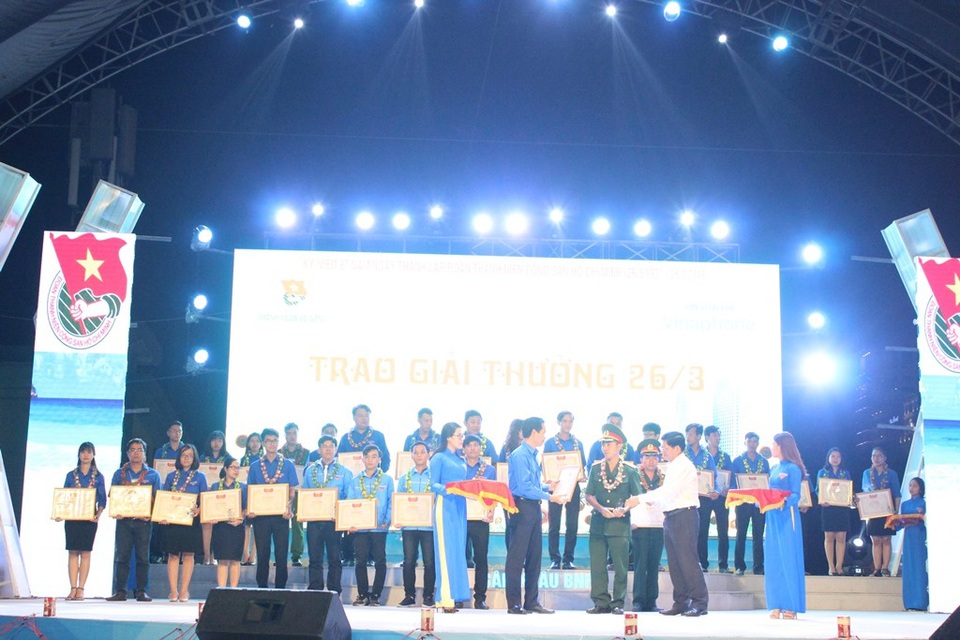 Hơn 1.400 đoàn viên tham gia hội trại “ Tổ quốc nhìn từ biển” - 3 Đại diện Thành Đoàn Đà Nẵng trao 30 suất học bỗng cho những em nhỏ thuộc các quận, huyện có hoàn cảnh khó khăn và đạt thành tích xuất sắc trong học tập