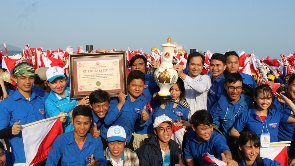 Bạn trẻ Đà Nẵng lập kỷ lục Việt Nam về đồng diễn hướng về biển đảo - 5 Ông Nguyễn Duy Minh – Bí thư Thành Đoàn Đà Nẵng cầm cúp kỷ lục và xác nhận hòa chung niềm vui cùng đoàn viên, thanh niên tham gia đồng diễn