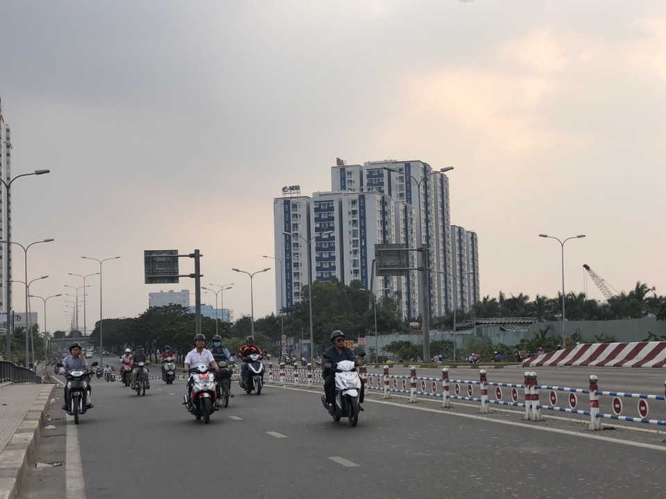 Ám ảnh những “dấu vết” bên trong chung cư cháy khiến 13 người chết - 17 Chung cư Carina Plaza nằm ngay trên trục đường Võ Văn Kiệt