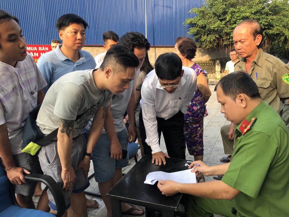 Ám ảnh những “dấu vết” bên trong chung cư cháy khiến 13 người chết - 1 Công an rà soát danh sách để cho cư dân quay trở lại lấy những vật dụng cần thiết