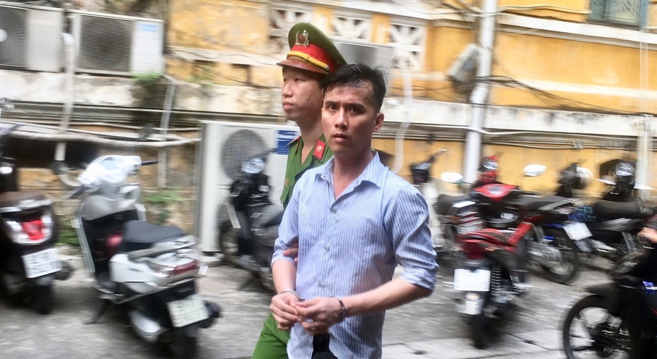 Bị cáo Thiện bị dẫn giải về trại giam sau phiên tòa.