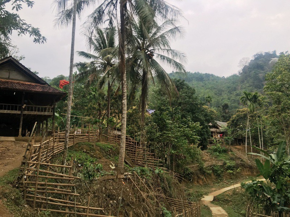 Hơn 50 hộ dân sống “lay lắt” bên công trình thủy điện nghìn tỷ - 3 Tuy nhiên, sau nhiều năm, đến nay dự án tái định cư vẫn chưa bàn giao đất cho các hộ dân xây nhà mới