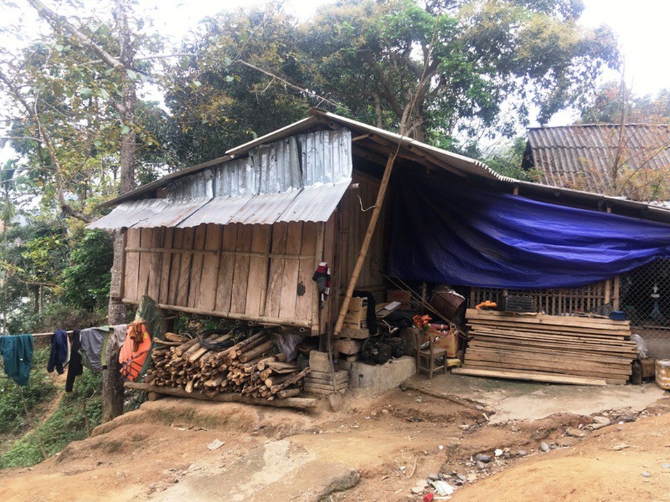 Hơn 50 hộ dân sống “lay lắt” bên công trình thủy điện nghìn tỷ - 6 Nhiều gia đình đã dỡ nhà nhường đất cho khu tái định cư phải ở tạm bợ trên đất mượn