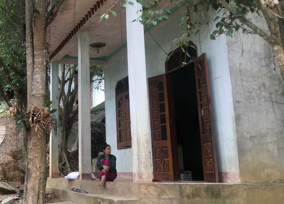 Hơn 50 hộ dân sống “lay lắt” bên công trình thủy điện nghìn tỷ - 8 Nhiều năm qua, người dân sống trong cảnh lo âu, thấp thỏm