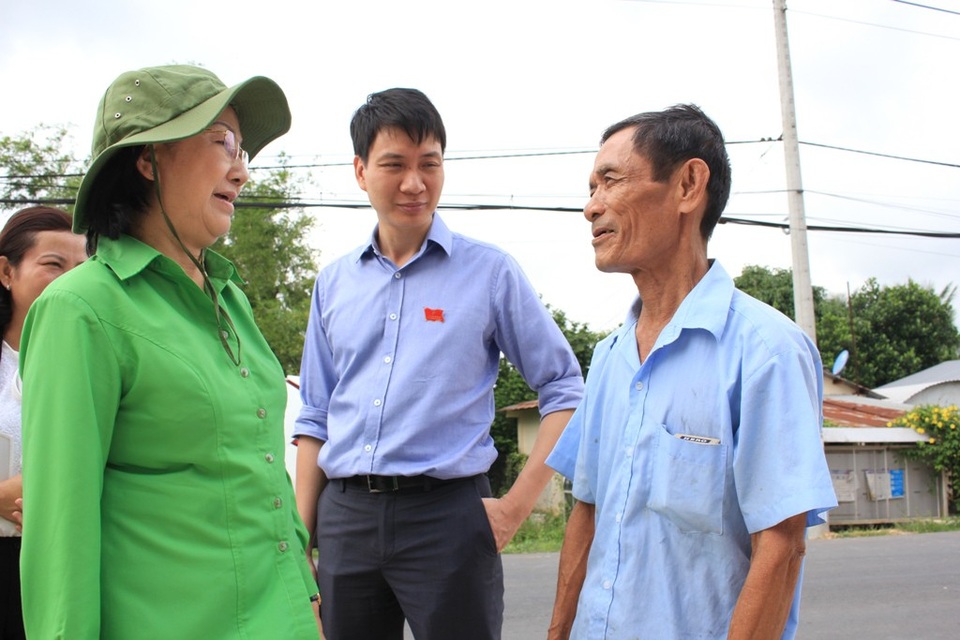 TPHCM: Hơn trăm nghìn hộ dân “chê” nước sạch - 2 Phó Chủ tịch tịch HĐND TPHCM Trương Thị Ánh trong một lần đi giám sát tình hình cấp nước sạch tại huyện Củ Chi