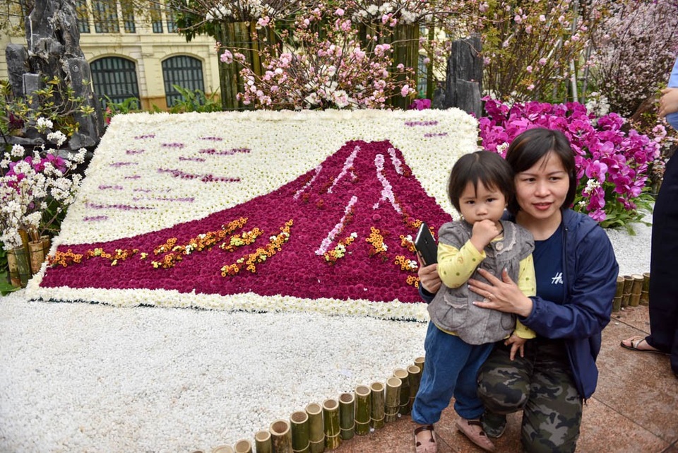 Hàng nghìn cành hoa anh đào khoe sắc bên hồ Gươm - 9
Lễ hội hoa anh đào Nhật Bản 2018 sẽ kéo dài đến hết ngày 26/3 để công chúng Thủ đô và các du khách được chiêm ngưỡng.