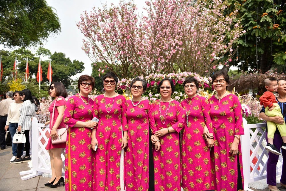 Hàng nghìn cành hoa anh đào khoe sắc bên hồ Gươm - 2
Nhiều người mặc áo dài truyền thống để tranh thủ chụp ảnh lưu niệm giữa khung cảnh hoa rực rỡ.