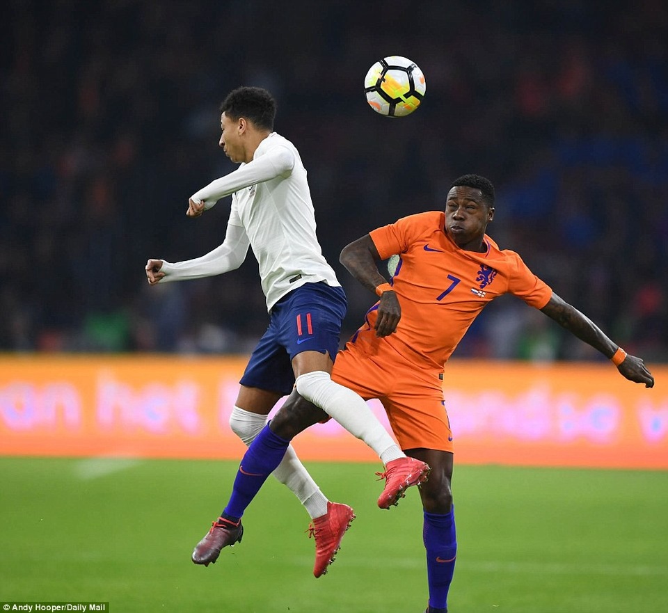 Hà Lan 0-1 Anh: "Ngôi sao" của MU đặt dấu ấn - 3
Promes (phải) tranh bóng với Lingard (trái)