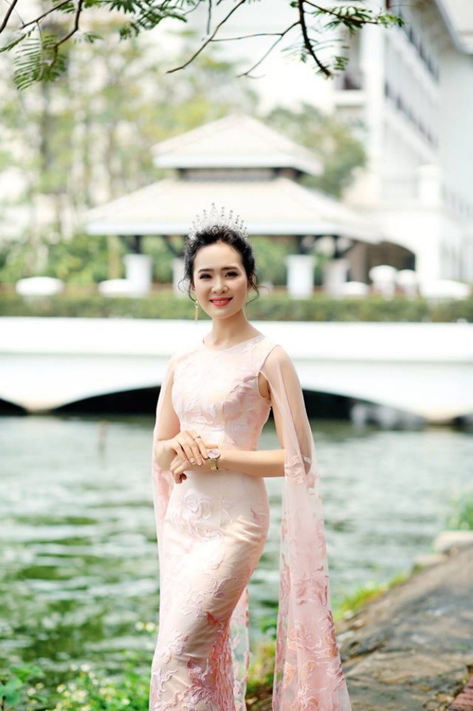 Nhan sắc xinh đẹp của Tân Nữ hoàng Hoa hồng 2018 Nguyễn Thị Phương - 2 Cô thu hút khán giả bởi vẻ đẹp rạng rỡ của người phụ nữ vừa tài sắc.