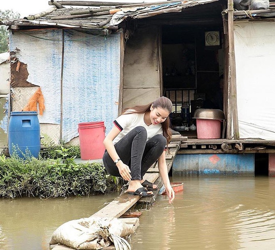 Cát Phượng tâm sự chuyện “chưa thể có con”; Hari Won mất ngủ vì được chụp hình với Tổng thống - 14 Một hình ảnh đáng yêu của Phạm Hương khi ăn mặc giản dị, đi dép lê, không ngại ngồi trên cây ván gỗ bắc qua mương nước để rửa chân trong chuyến đi từ thiện, giúp đỡ các gia đình khó khăn. Hoa hậu viết: An nhiên như vậy thôi nhé.