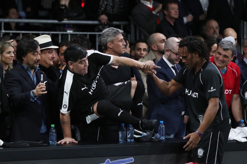 Và không ngần ngại trèo qua bàn huấn luyện để trực tiếp ra sân thị phạm.