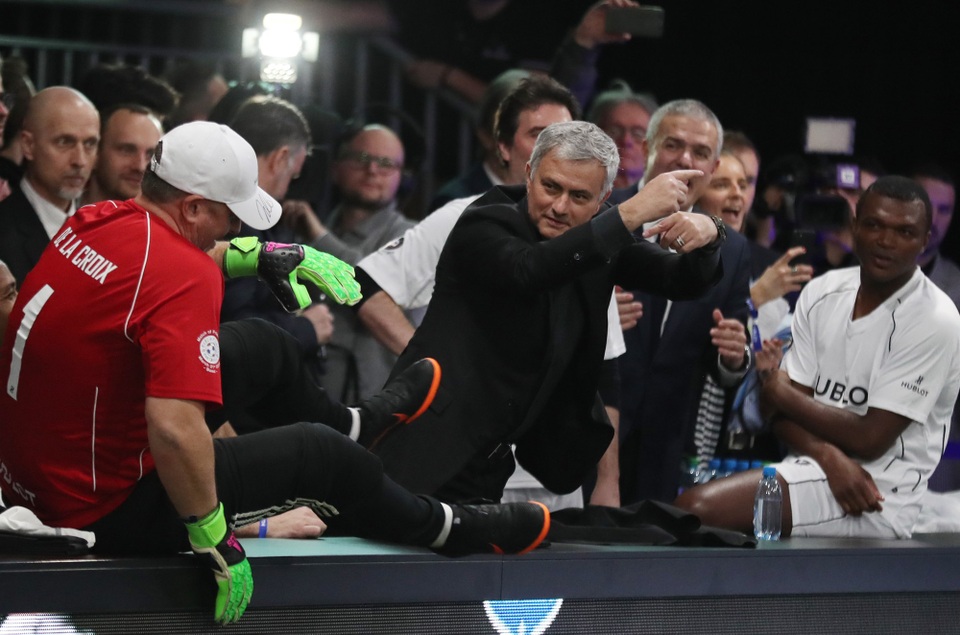 Ông cũnng mau đứng lên điều khiện trận đấu.