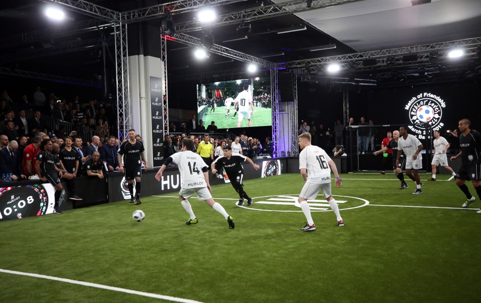 Có Maradona trên sân đấu không khí cuồng nhiệt hơn hẳn. Thật ra thì đối với các cổ động viên hâm mộ bóng đá, chỉ cần có dịp nhìn thấy những tên tuổi gắn bó trong kí ức xuất hiện trở lại đã đủ để cảm xúc thăng hoa rồi.