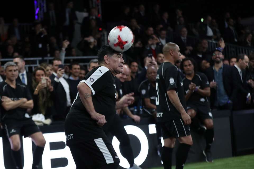 lúc giải lao ông còn tranh thủ tặng người hâm mộ vài đường nét tang bóng