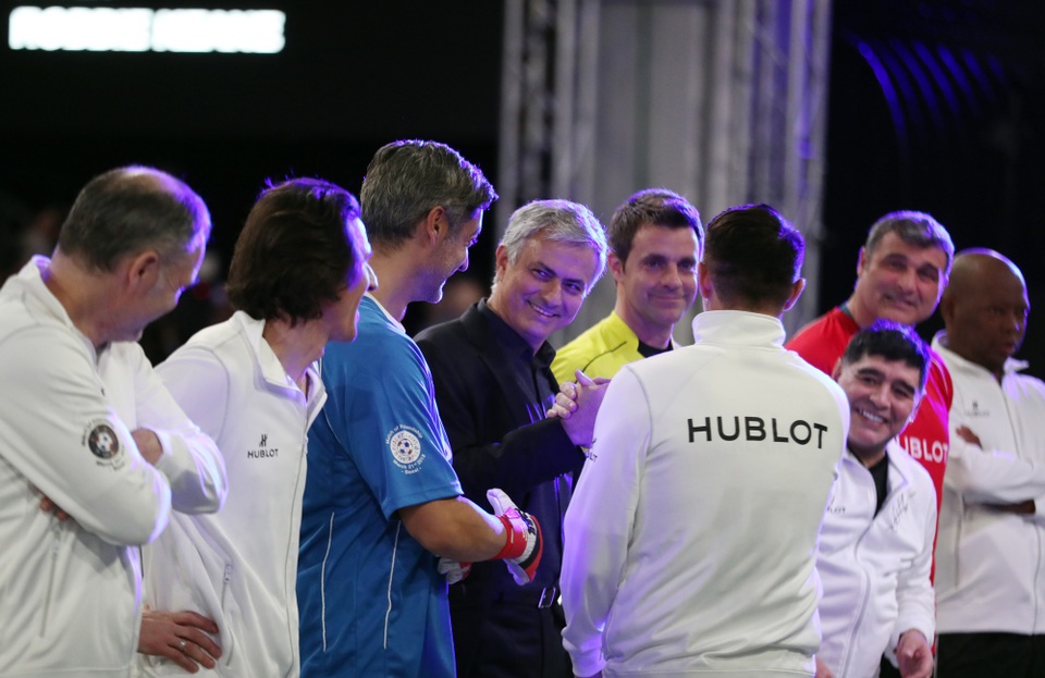 Đã lâu không có dịp gặp gỡ họ đều tươi cười vui vẻ bắt tay dù ở thế hệ nào. Huyền thoại bóng đá anh Alan Shearer tham gia trận đấu dưới tư cách bình luận viên.