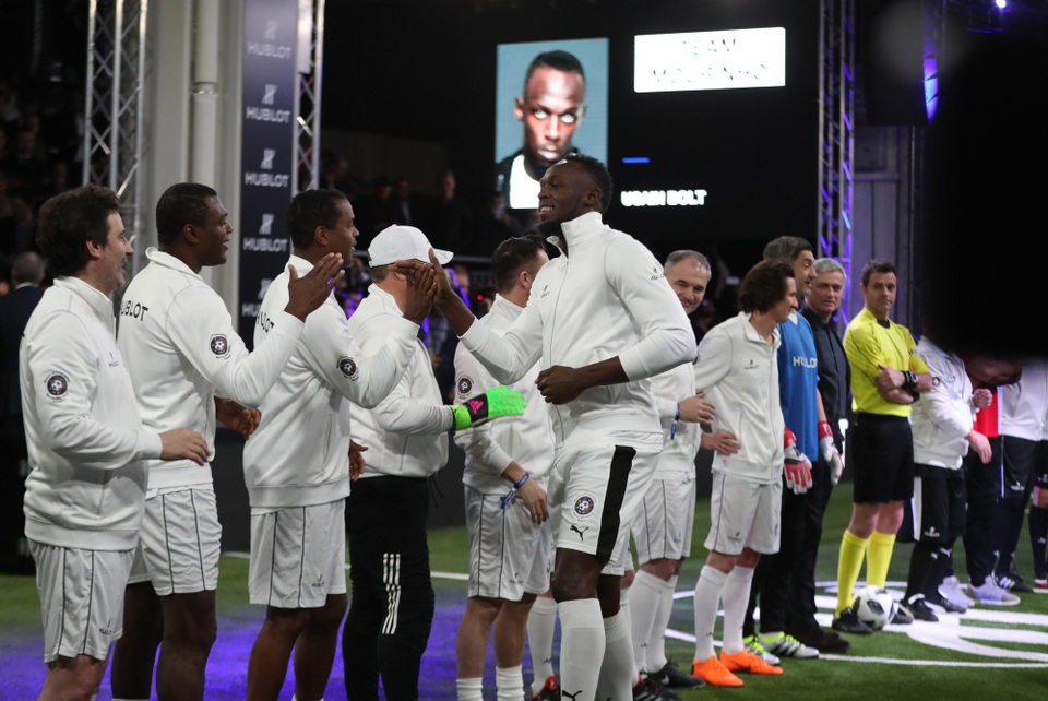 Tuy không phải là một cầu thủ nhưng Usain Bolt – Người đàn ông nhanh nhất thế giới cũng góp mặt trong sự kiện ý nghĩa này với tư cách đại sứ thể thao của Hublot. Tuy đã giã từ đường pitch và để lại kỉ lục chưa ai vượt qua, Usain Bolt nói rằng anh cũng thích bóng đá. Người hâm mộ khá tò mò liệu Usain Bolt có chuyển qua chơi bóng trong những năm tiếp theo và tốc độ của anh trên sân cỏ liệu có đáng gờm như trên đường pitch.