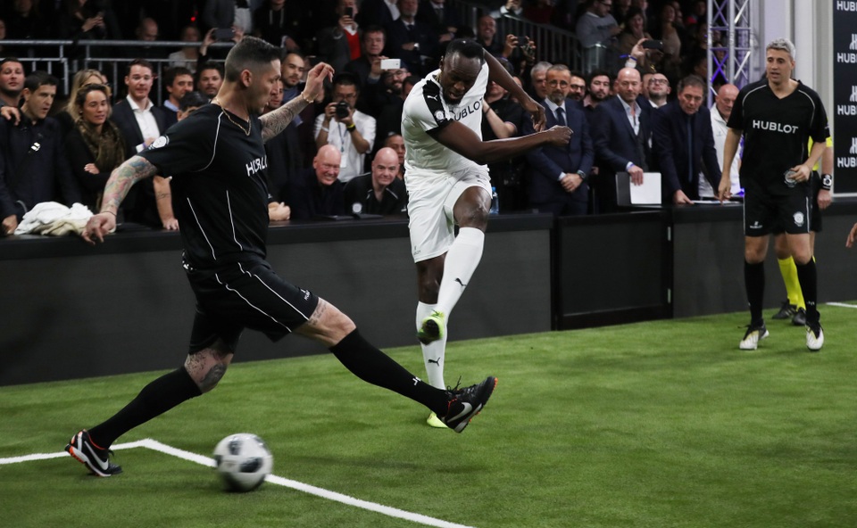 Có lẽ ý định lấn sân sang bóng đá là có thật nên tuy chỉ là trận giao hữu nhưng Usain Bolt cũng rất hết mình để có thể chơi cùng nhịp với các danh thủ huyền thoại một thời.