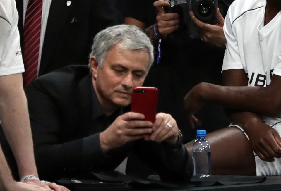 Không biết phần thể hiện của Usain Bolt có lọt vào mắt xanh của Mourinho hay không nhưng người đặc biệt liên tục dung điện thoại ghi lại khung cảnh trận đấu.