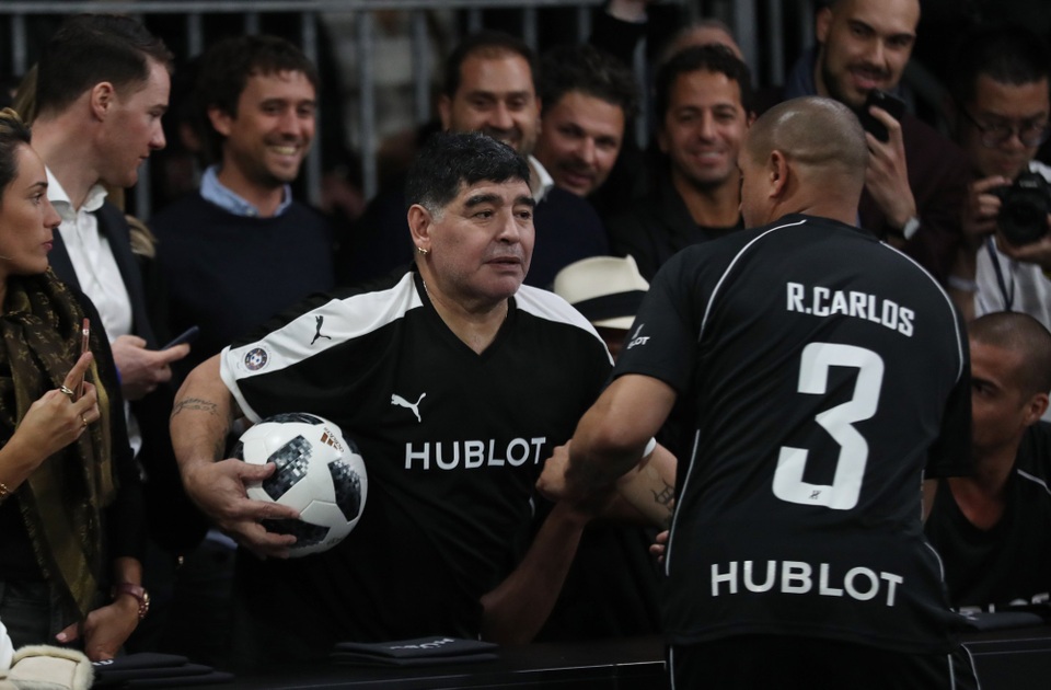 Maradona thì dặn dò Roberto Carlos