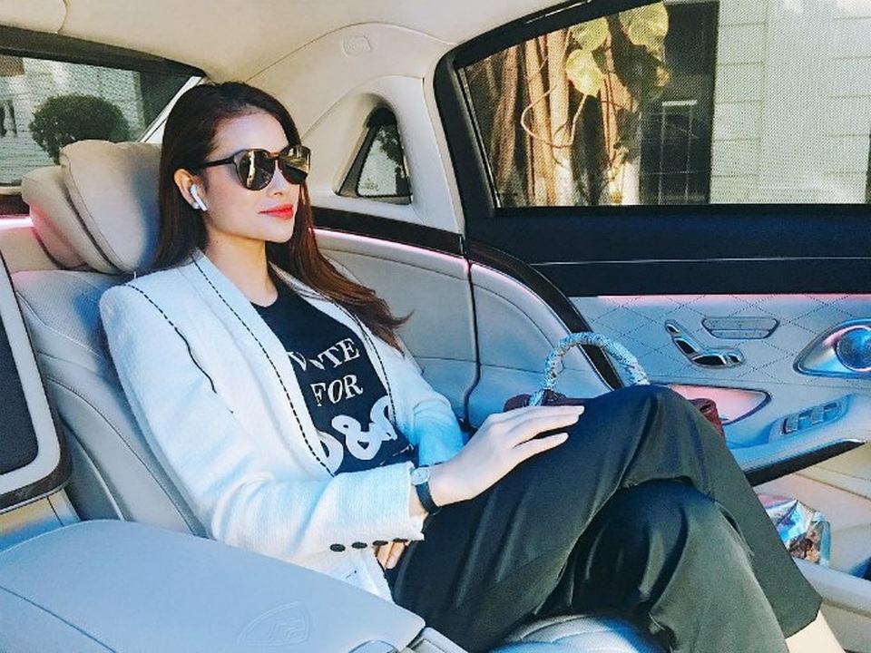 Cát Phượng tâm sự chuyện “chưa thể có con”; Hari Won mất ngủ vì được chụp hình với Tổng thống - 15 Trong một hình ảnh khác vô cùng đối lập của Phạm Hương khi ngồi trên chiếc xe sang, thần thái đầy quyền lực.