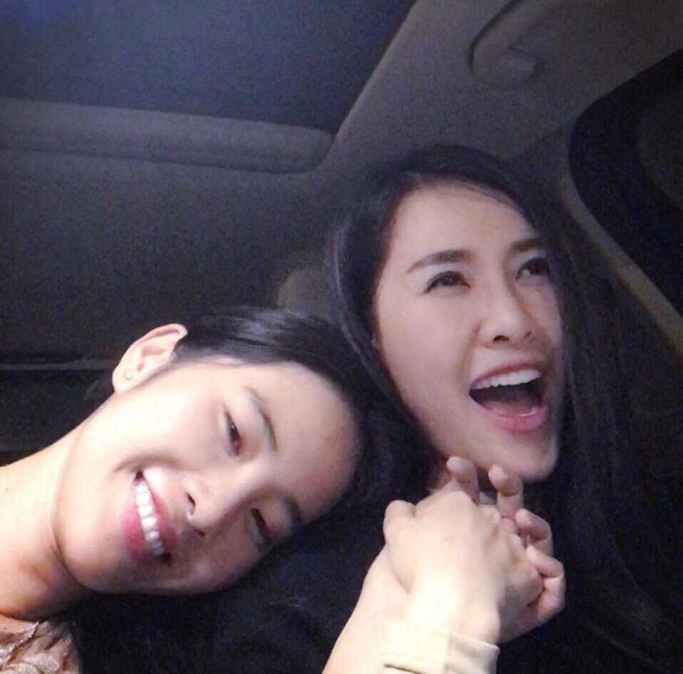 Cát Phượng tâm sự chuyện “chưa thể có con”; Hari Won mất ngủ vì được chụp hình với Tổng thống - 17 Giữa ồn ào khi Nam Em chia sẻ chuyện tình yêu với Trường Giang, Quế Vân gây chú ý hơn khi chia sẻ: Mình không trách gì em, bởi mình biết chàng trai kia rất giỏi trong cách chinh phục các cô gái, chăm sóc rất tận tình, thể hiện tình cảm như lần đầu được yêu. Nên mình chỉ nói với em một câu, em cứ chờ đi sẽ có ngày em lâm vào tình cảnh của chị. Chuyện của mình qua lâu rồi, nghĩ lại nổi da gà sao có thể quen biết con người ấy. Nhưng hãy sống lại đi, hãy đối xử tốt với cô gái hy sinh về mình đi, kẻo bị quả báo nặng hơn nữa đấy.