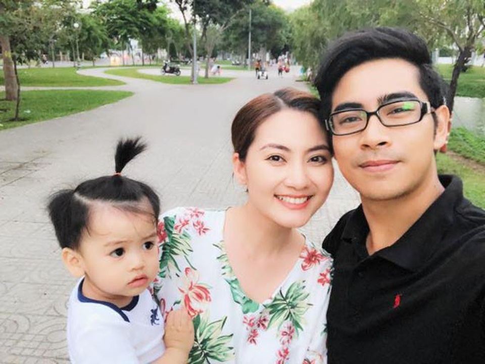 Cát Phượng tâm sự chuyện “chưa thể có con”; Hari Won mất ngủ vì được chụp hình với Tổng thống - 18 Vợ chồng Ngọc Lan và Thanh Bình lần đầu tiên đưa con đi cùng tham dự một nghi lễ phóng sinh. Nam diễn viên chia sẻ: Thương lắm gia đình nhỏ mình.