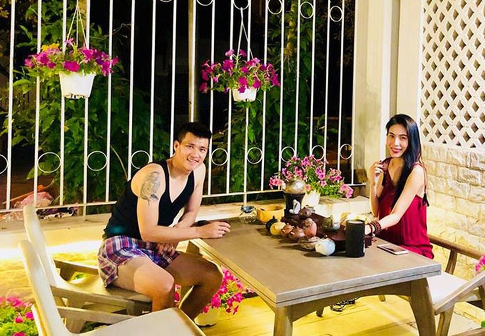 Cát Phượng tâm sự chuyện “chưa thể có con”; Hari Won mất ngủ vì được chụp hình với Tổng thống - 19 Vợ chồng Thủy Tiên - Công Vinh thảnh thơi thưởng trà trong khoảnh sân nhỏ của gia đình với trang phục ở nhà giản dị