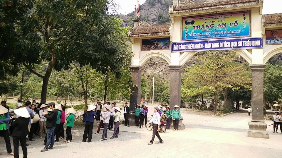 Ninh Bình ngăn du khách vào khu Tràng An cổ - 1
Hàng chục người dân làm nghề chèo đò, bán hàng ở điểm du lịch Tràng An cổ kéo ra ngăn cản không cho lực lượng chức năng cắm biển báo.