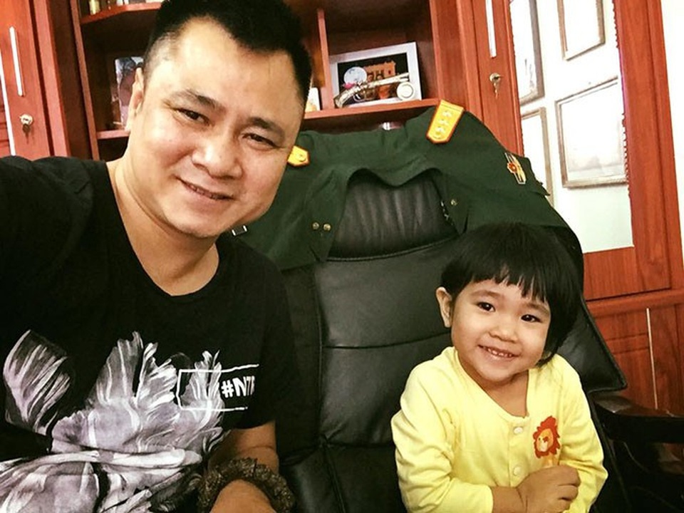 Cát Phượng tâm sự chuyện “chưa thể có con”; Hari Won mất ngủ vì được chụp hình với Tổng thống - 20 Diễn viên Tự Long đưa con gái đến cơ quan trực cùng. Cô bé thừa hưởng nhiều nét duyên dáng từ bố.